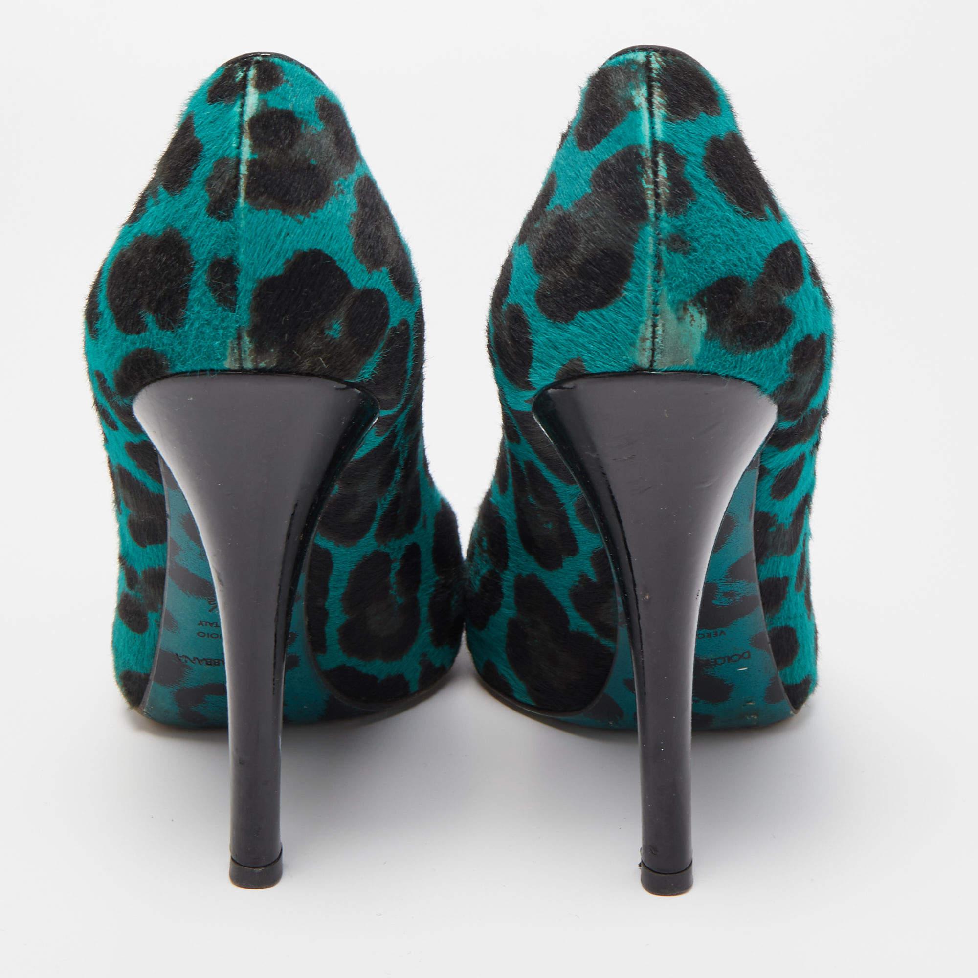 Women's Dolce & Gabbana Green/Black Calf Hair Pointed Toe Pumps Size 38.5 For Sale