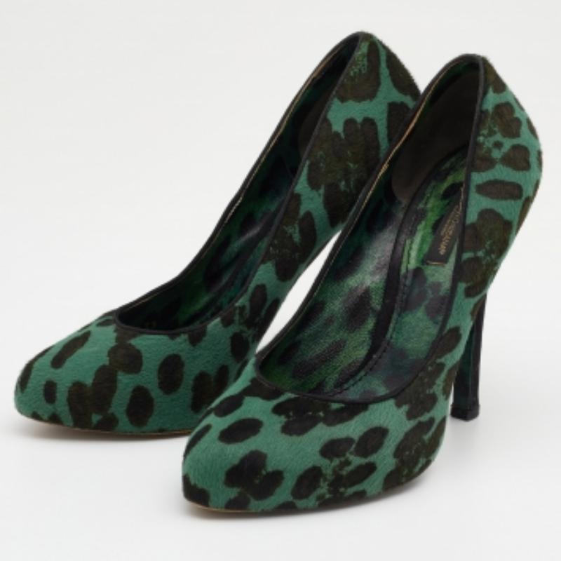 Crafted using leopard-print calf hair, these Dolce & Gabbana pumps are meant to add a sophisticated finish to your look of the day. The designer pumps feature covered toes, leather lining, and 12 cm heels.