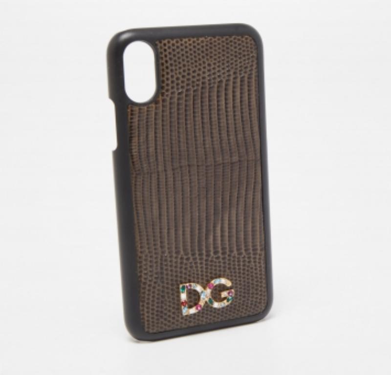 Esta bonita funda de Dolce & Gabanna es para usuarios del iPhone X. Está fabricado con cuero de efecto lagarto en el exterior y alcántara en el interior. La funda se ha diseñado con un logotipo embellecido y está hecha para proteger tu teléfono y,
