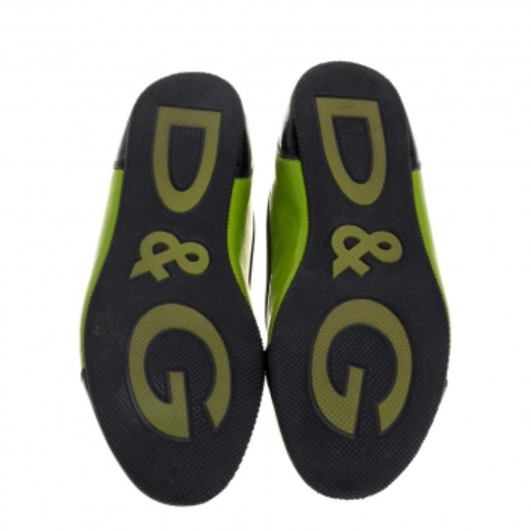 Look chic and fashionable in this pair of ballet flats from Dolce & Gabbana. They have been crafted from green and black patent leather and designed with the art of fine stitching and lace details on the uppers. The pair is complete with comfortable