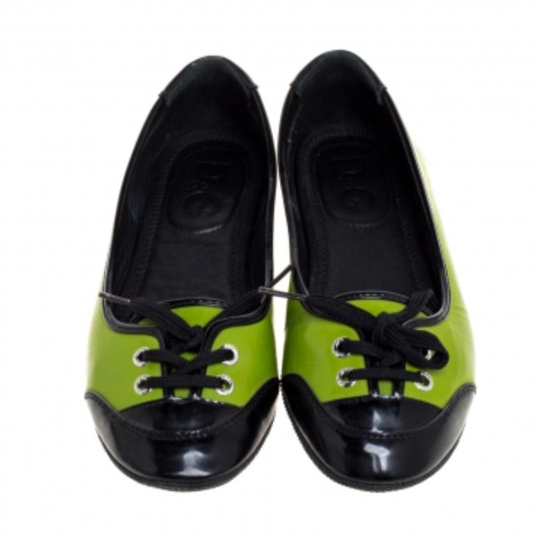 Dolce & Gabbana Green/Black Patent Leather Lace Detail Ballet Flats Size 35 In Good Condition For Sale In Dubai, Al Qouz 2