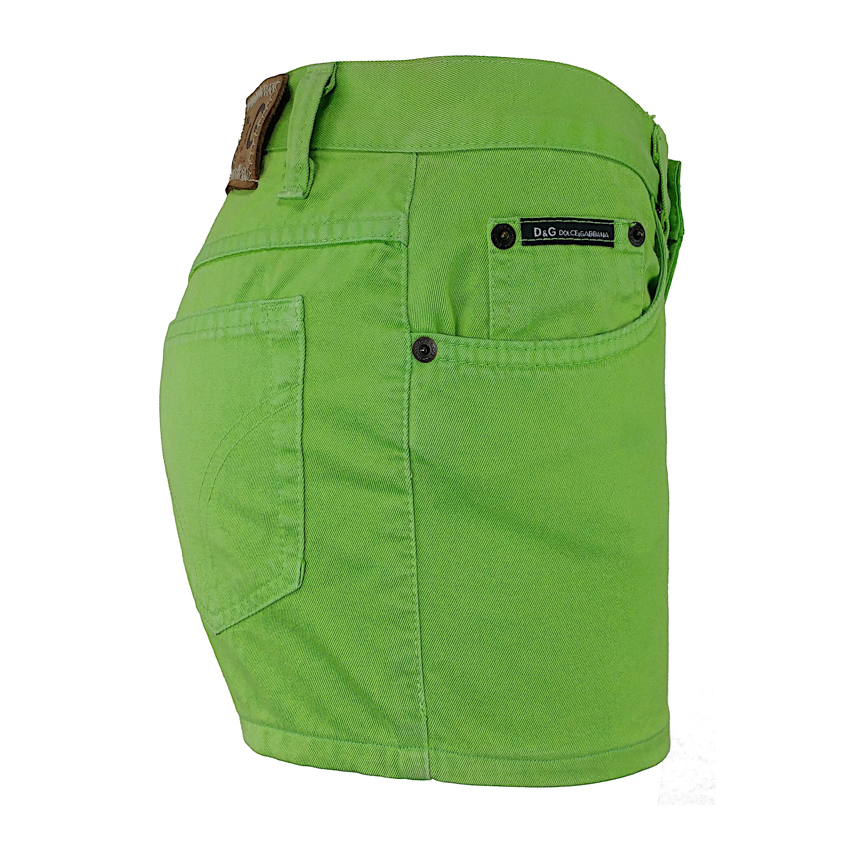 Green will be very trendy in the next seasons! Here is a pair of hot pants by Dolce&Gabbana, with a classic 5 pockets design and a mid rise, very comfortable. The pants have been washed several times but they still show a very consistent