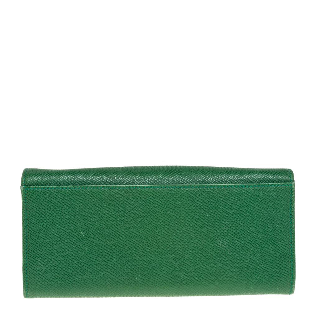 Store your daily essentials and put together a stylish look with this wallet from Dolce & Gabbana. Featuring a leather exterior, this continental wallet is a convenient accessory. The rich green hue of this stylish wallet makes you stand out