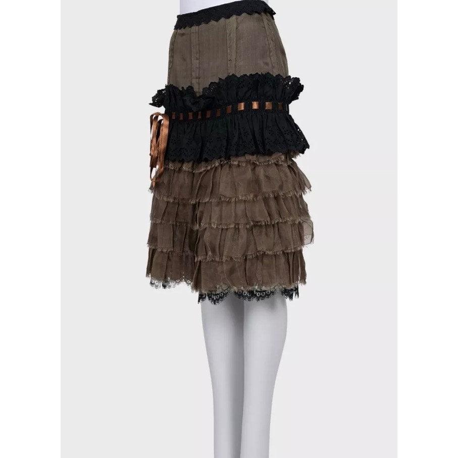 Elegante falda verde de Dolce & Gabbana en la talla XS (IT38). Esta preciosa falda está confeccionada en lujosa seda con delicados detalles de encaje y una favorecedora construcción drapeada, ¡perfecta para añadir un toque de sofisticación a tu look