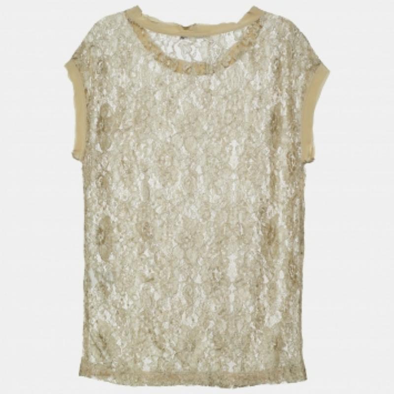 Intricately fashioned into a chic silhouette, this top from the House of Dolce & Gabbana is a creation you don't want to miss! It is made using green floral lace and flaunts short sleeves. Wear this top with a matching lining underneath and match it