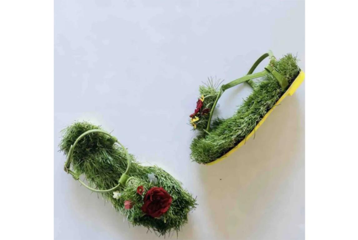 Gorgeous 100% Authentic Dolce &
Gabbana Faux Grass Floral Applique
Thong Sandals Flats Shoes

Model: Strappy Flat Sandals

Material: 96% Leather, 1%
Polyethylene, 3% Polypropylene [ [2]]
Color: Green

Embroidery: Flowers and grass
Rubber sole

Logo