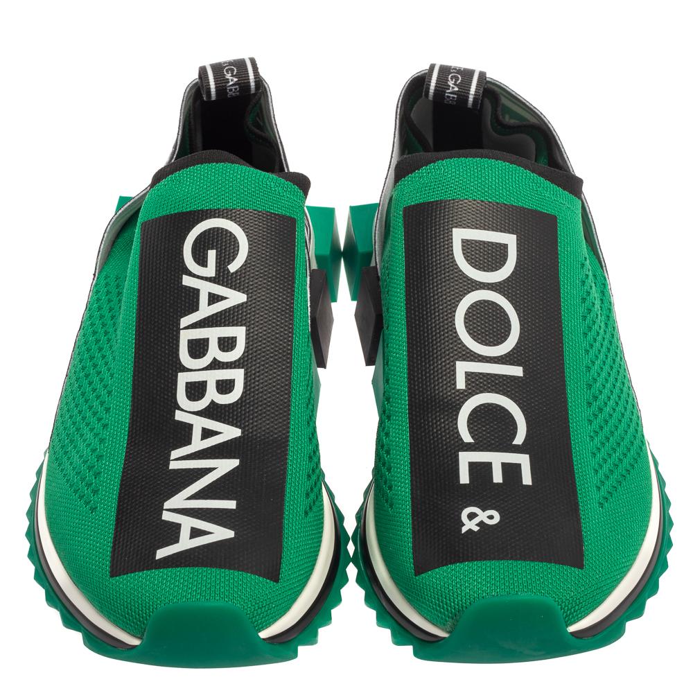 Haz alarde de tu amor por la moda llevando estas populares zapatillas Sorrento de Dolce & Gabbana. Están confeccionadas con maestría en tejido de punto e incorporan etiquetas de la marca en los contrafuertes, atrevidos detalles de cinta con el