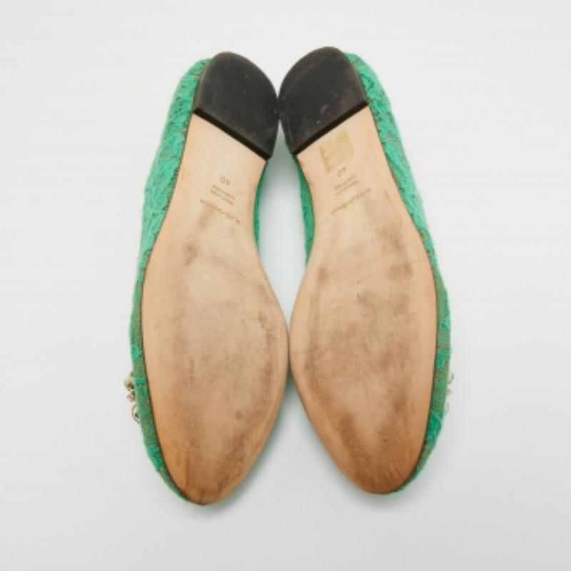 Dolce & Gabbana Grüne Taormina-Ballerinas aus Spitze mit Kristallverzierung in Taormina Größe 40 (Grau) im Angebot