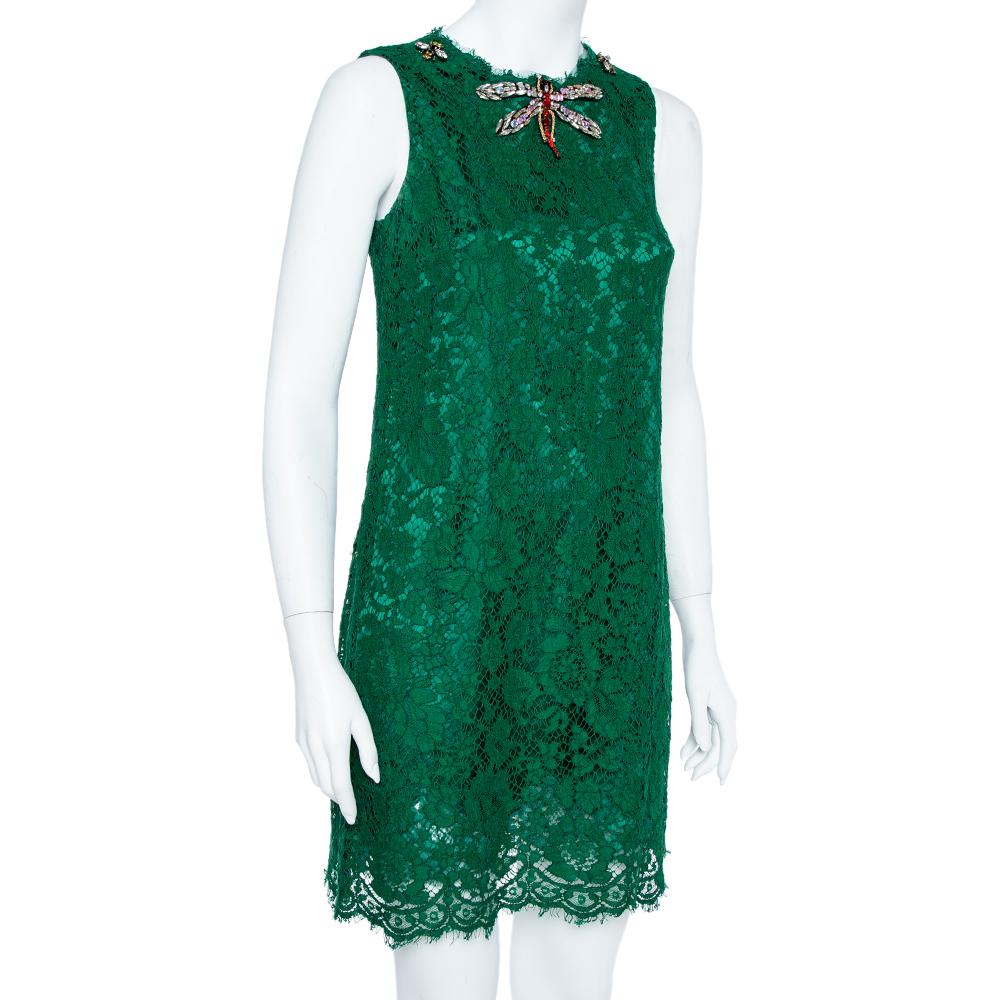 Dieses mühelose und elegante Ensemble von Dolce & Gabbana ist umwerfend. Dieses Etuikleid aus grüner Spitze ist perfekt für den Abend und verleiht dem grün gefärbten Äußeren eine zarte Note. Das ärmellose Kleid hat einen Rundhalsausschnitt:: der mit
