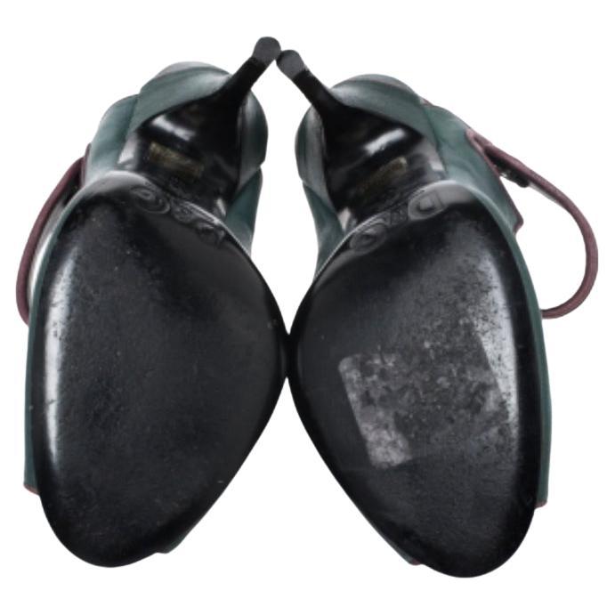 Da un paseo por el lado salvaje con estas bailarinas Mary Jane de Dolce & Gabbana. El exterior es de cuero verde. Estos zapatos tienen tacón de 11,5 cm y peep toes. Las plantillas están forradas de piel y tienen logotipos de la marca.