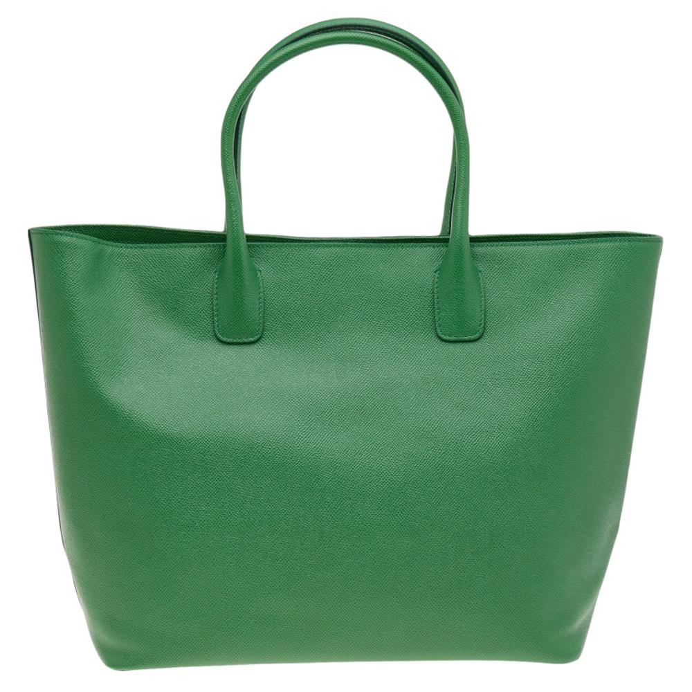 Casually cosmopolitan, the Miss Alma tote by Dolce & Gabbana is crafted from green leather and features double rolled handles and a gold-tone logo plaque on the front. The interior is lined with leopard print fabric and detailed with a zip