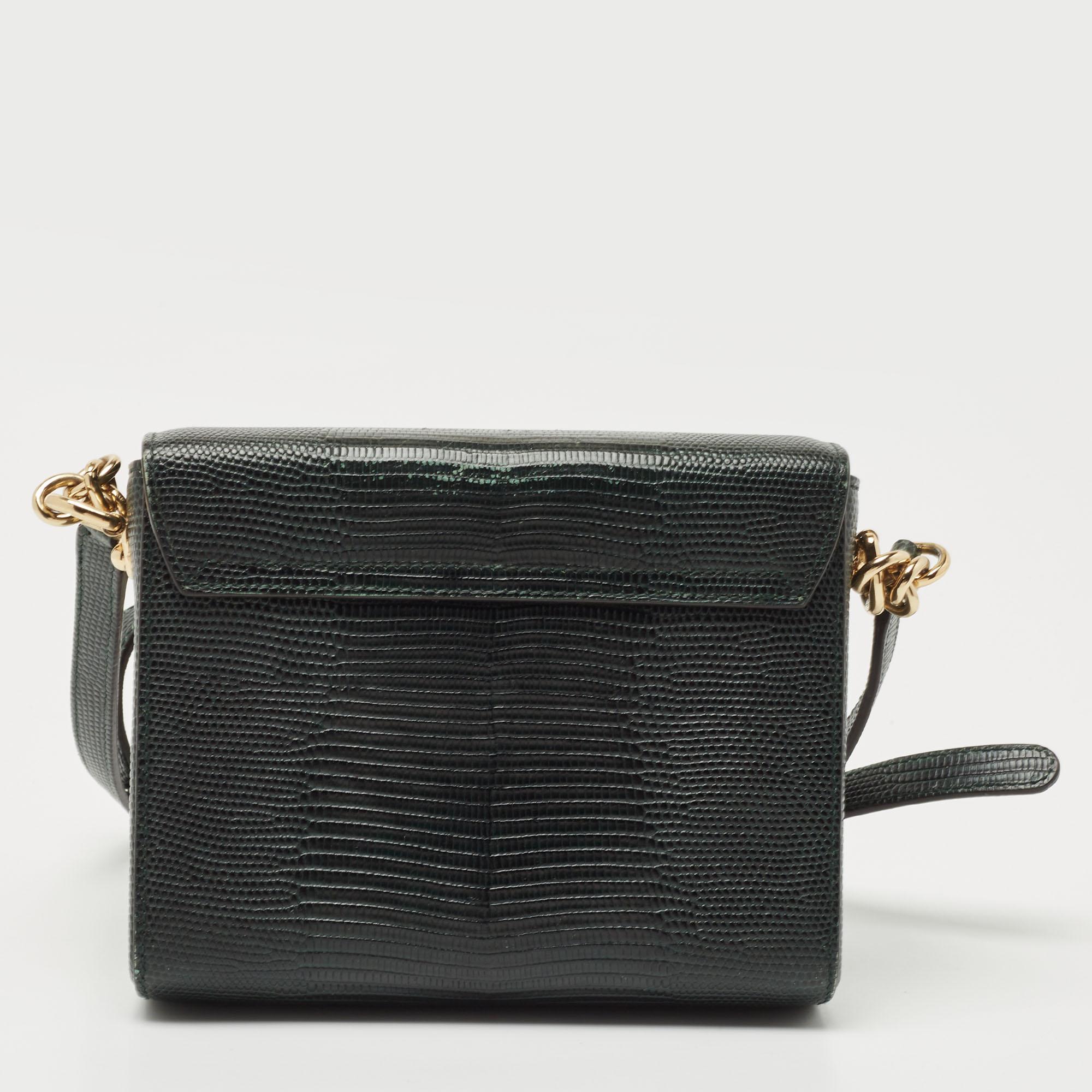 Pour un look complet avec du style, du goût et une touche de Lux, ce sac de créateur est le complément parfait. Affichez cette beauté sur votre épaule et savourez le goût du luxe qu'elle vous laisse.

Comprend : Bandoulière