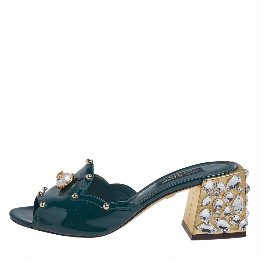 Let these sandals from Dolce & Gabbana help you step out in style and make a mark effortlessly. They have been crafted from patent leather in green and designed with logo and stud detailed vamp straps. They are complete with comfortable