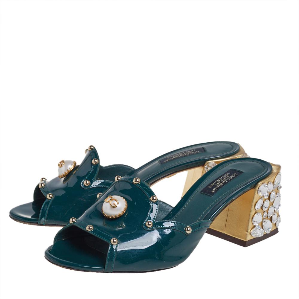 Dolce & Gabbana Green Patent Leather Embellished Slide Sandals Size 36 In Good Condition In Dubai, Al Qouz 2