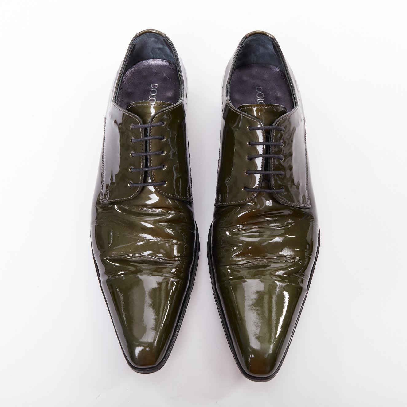 DOLCE GABBANA scarpe brogue a punta in vernice verde UK7 EU41
Riferimento: SYYG/A00029
Marchio: Dolce & Gabbana
Designer: Domenico Dolce & Stefano Gabbana
Materiale: Pelle verniciata
Colore: Verde, Nero
Modello: Tinta unita
Chiusura: Allacciatura: