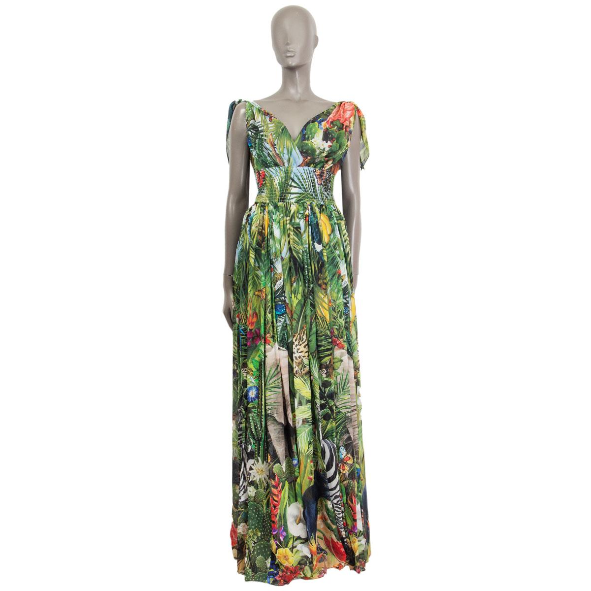 100% authentic Dolce & Gabbana jungle print long dress in green silk chiffon (100% - please note content tag is missing). Spring/summer 2020. Features an empire cut and a pleated skirt. Closes with an hook and a concealed zipper on the back and has