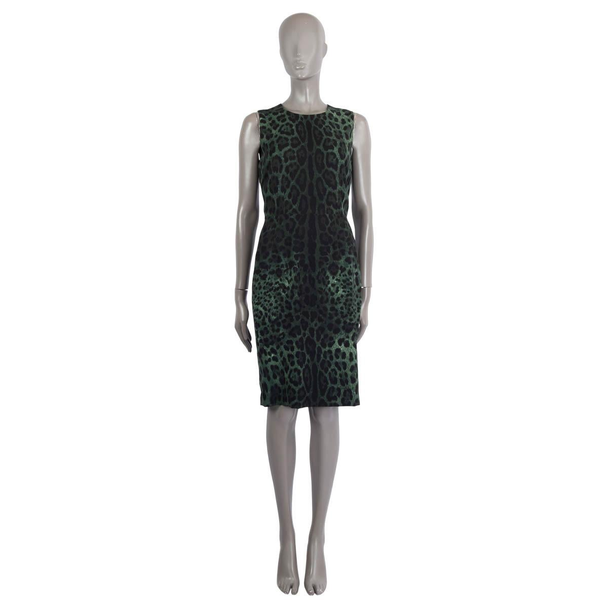 100% authentisches ärmelloses Kleid von Dolce & Gabbana mit Leopardenmuster aus schwarzer und grüner Seide (95%) und Elastan (5%). Mit einem Schlitz auf der Rückseite. Gefüttert mit schwarzer Seide (95%) und Elastan (5%). Wird mit einem verdeckten