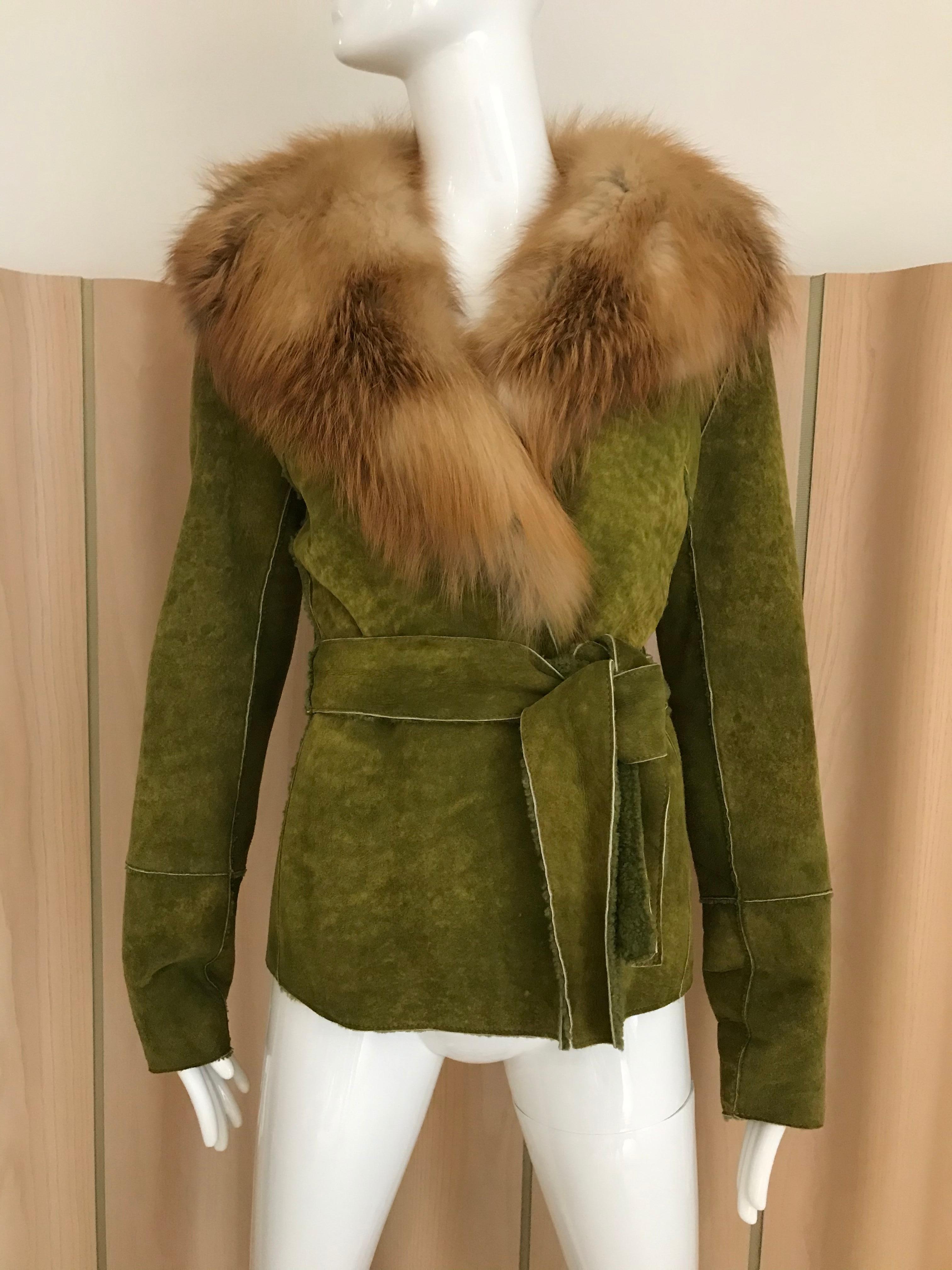 Fitted and glamorous Green Dolce & Gabbana Green Soft Suede Shearling Jacket with Fox collar and belt. Soft suede, with shearling lining.
Size: 4/6/8
Measurement; : Bust: 38inches/ Waist: 34 inches/ HIp: 38 inches/ Jacket length: 24 inches
Sleeve