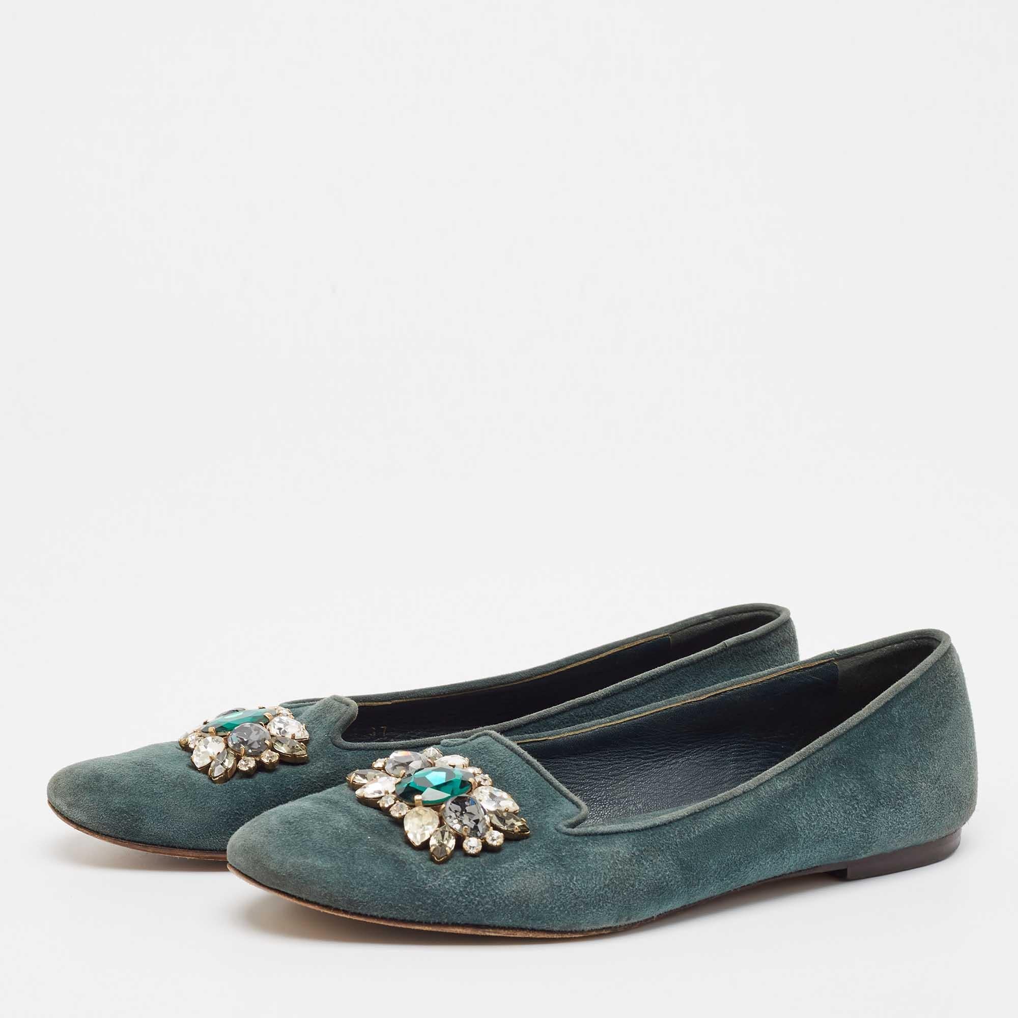 A perfect blend of luxury style and comfort. These designer flats are made using prime quality materials and frame your feet in the most elegant way. They can be paired with a host of outfits from your wardrobe.