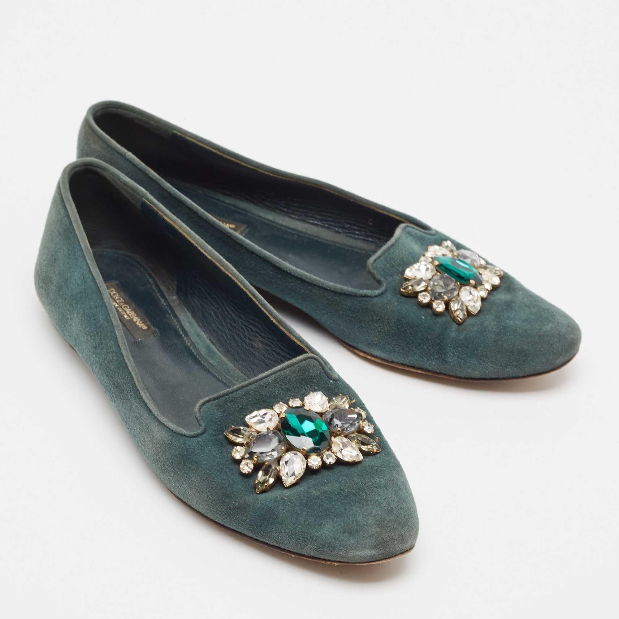 Dolce & Gabbana Green Suede Crystal Embellished Flats Size 37 In Good Condition For Sale In Dubai, Al Qouz 2