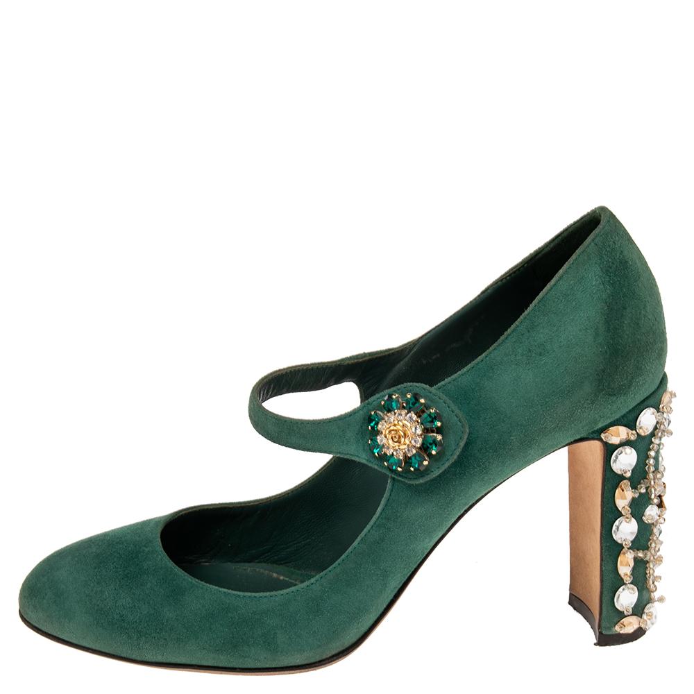 Lovely to look at and exuding feminine grace, these Mary Jane pumps from Dolce & Gabbana definitely need to be on your wishlist. The gorgeous green pumps are crafted from suede and flaunt round toes, buckle straps adorned with flower embellishment,