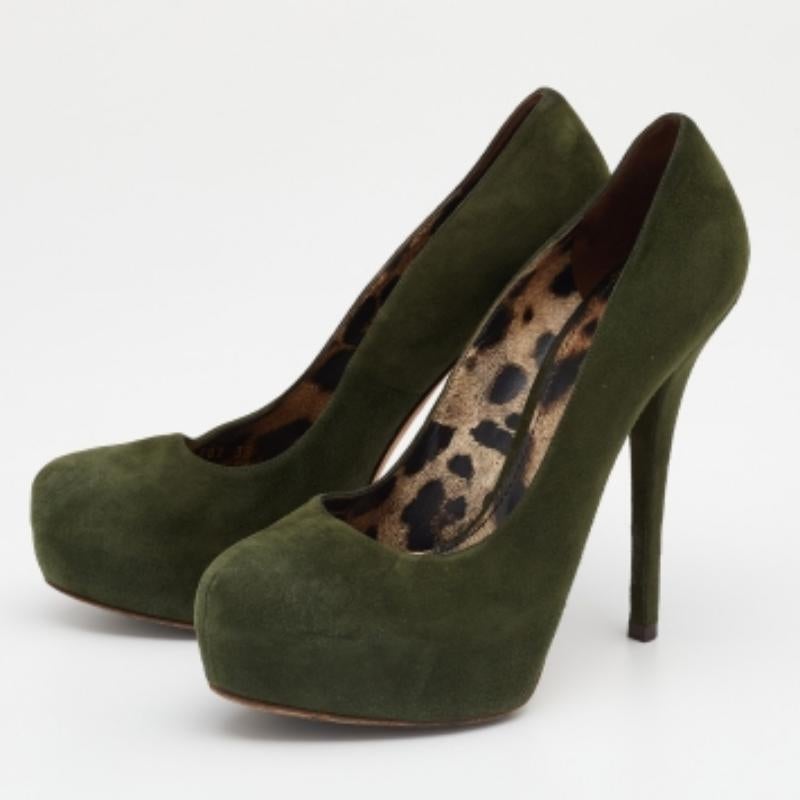 Il tacco e il plateau di 14 cm di questo paio di décolleté Dolce & Gabbana ti daranno l'altezza perfetta per un look sofisticato. Realizzate in pelle scamosciata, le sue curve seguiranno perfettamente i contorni dei tuoi piedi e sono caratterizzate