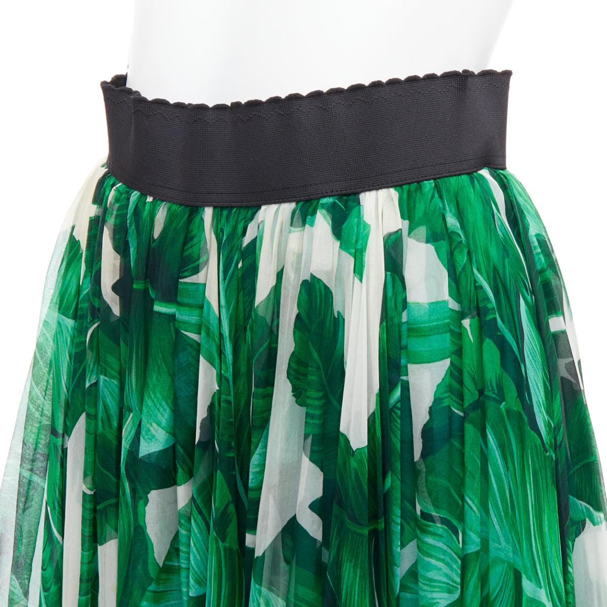 DOLCE GABBANA gonna in chiffon di seta con stampa a foglie tropicali verde IT36 XXS
Riferimento: GEGG/A00023
Marchio: Dolce & Gabbana
Designer: Domenico Dolce & Stefano Gabbana
Materiale: Seta
Colore: Verde, Crema
Modello: Floreale
Chiusura: