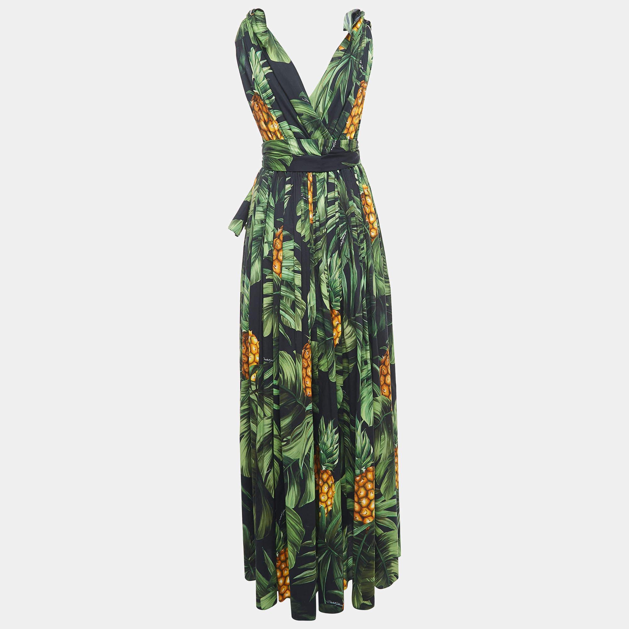 This Dolce & Gabbana maxi dress is a fashionable and versatile piece that exudes elegance and comfort. With its long silhouette, it provides a flattering and feminine look. Designed with chic details and unique cuts, it effortlessly combines fashion