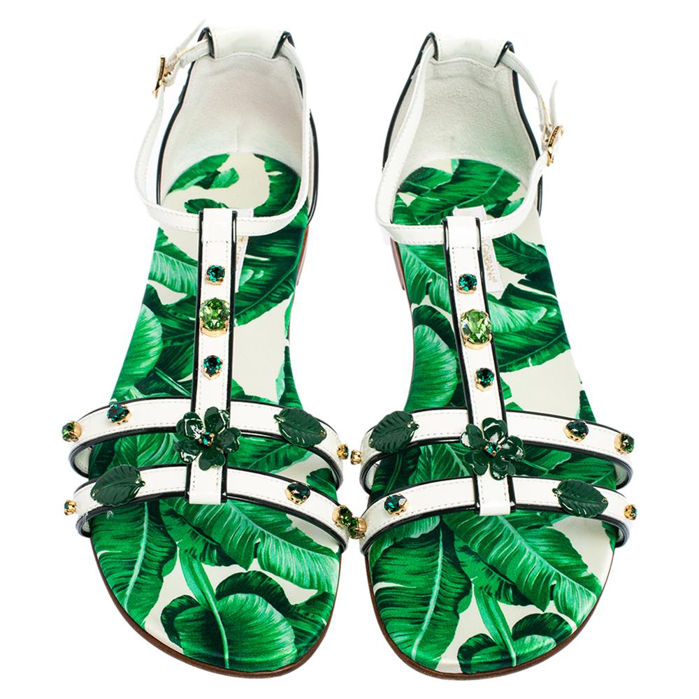 Wearing these Dolce & Gabbana flats would be like wearing spring on your feet. We know the label's love for florals that is exemplified in these stunning sandals. Crafted from patent leather, they feature banana leaves printed all over them and