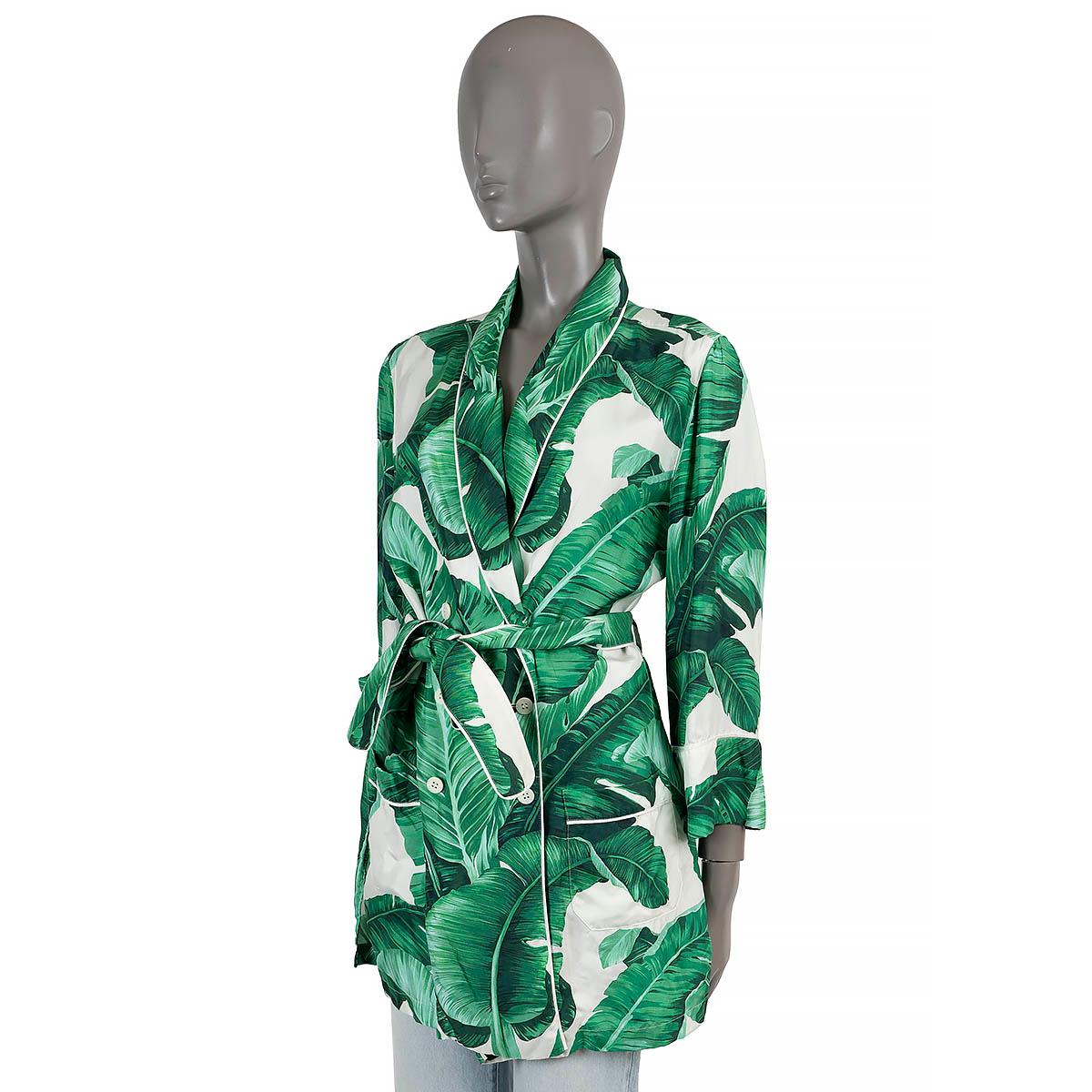 100% authentique Dolce & Gabbana veste ceinturée à double boutonnage en soie verte et blanche (veuillez noter que l'étiquette de contenu est manquante), avec imprimé de feuilles de bananier. Il est doté d'un col en cuir et de deux poches plaquées.
