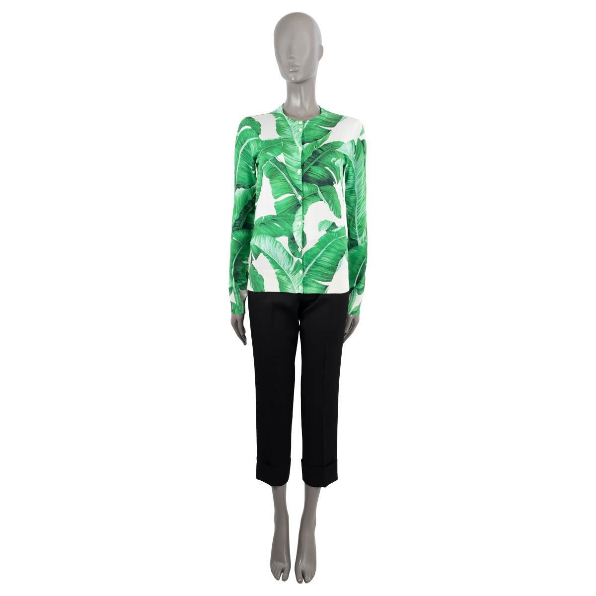 Ce cardigan 100% authentique Dolce & Gabbana en soie (100%) verte, noire et blanc cassé est réalisé dans l'imprimé feuille de bananier emblématique de la maison. Conçu pour être léger, il se ferme par des boutons sur le devant, ce qui en fait une