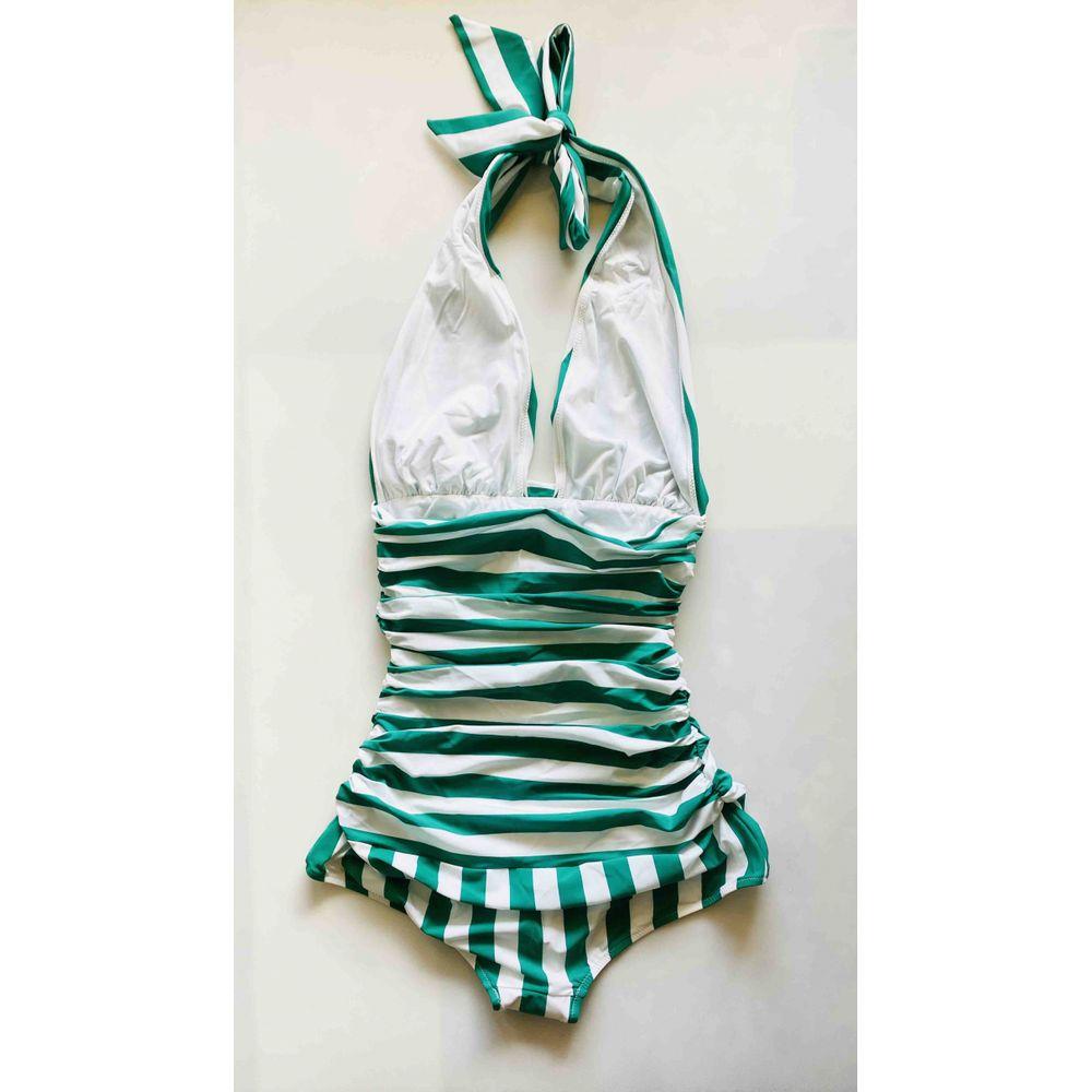 Dolce & Gabbana Green White Striped Print One-Piece Swimsuit 40 IT

The stunning Dolce & Gabbana side-drape one-piece swimsuit is crafted from a precious, sensitive fabric with green and white stripes and has an extraordinarily sophisticated look.