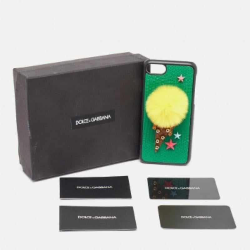 Opta por una forma elegante de proteger tu teléfono con esta funda Dolce & Gabbana fabricada en piel con relieve de lagarto y detallada con elementos llamativos. Sirve para el iPhone 7.