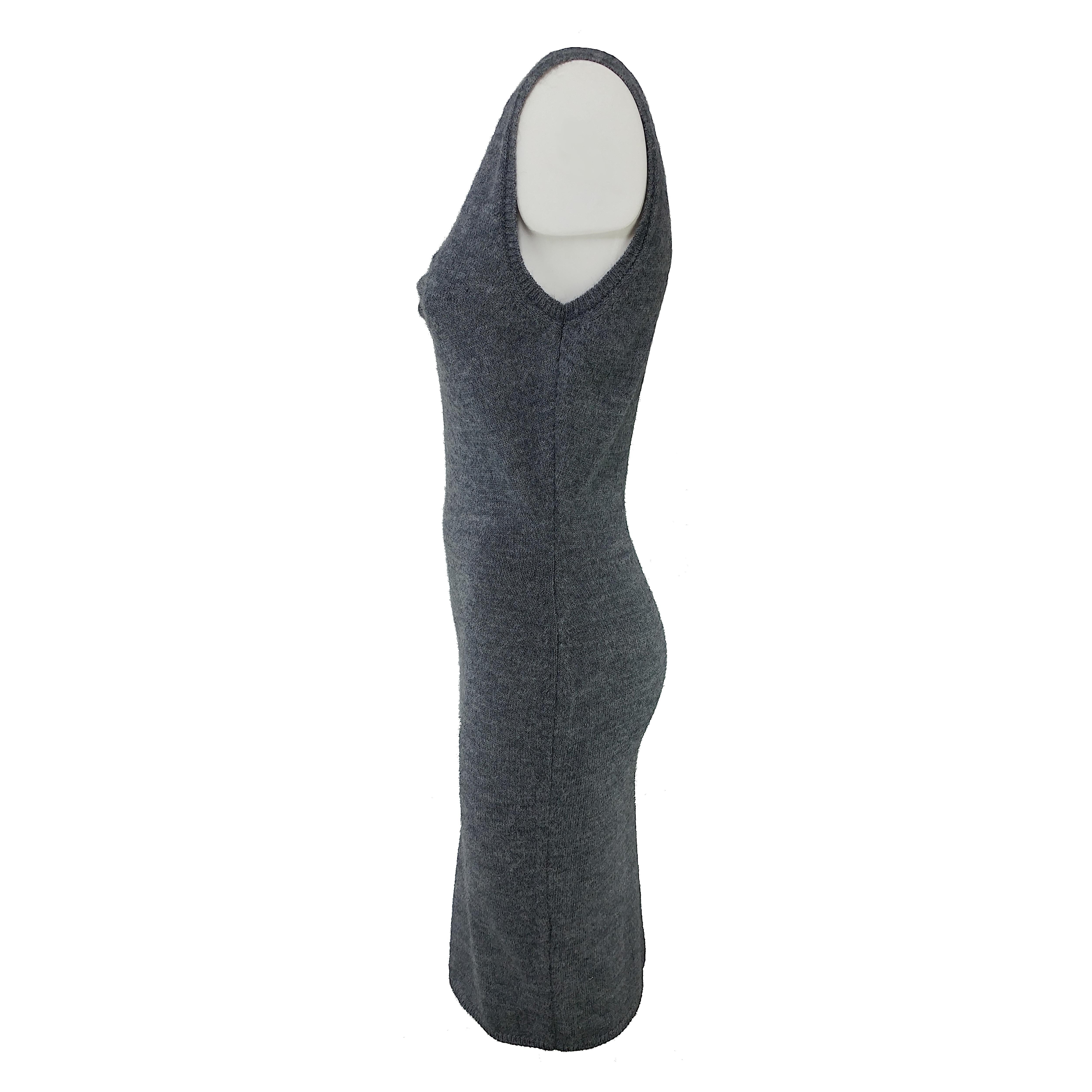 Expertly crafted from a soft blend of alpaca wool, this dark grey sleeveless knitted dress from Dolce & Gabbana will surely make a sophisticated addition to your wardrobe this season. It features a V neckline decorated with elegant foldings and it