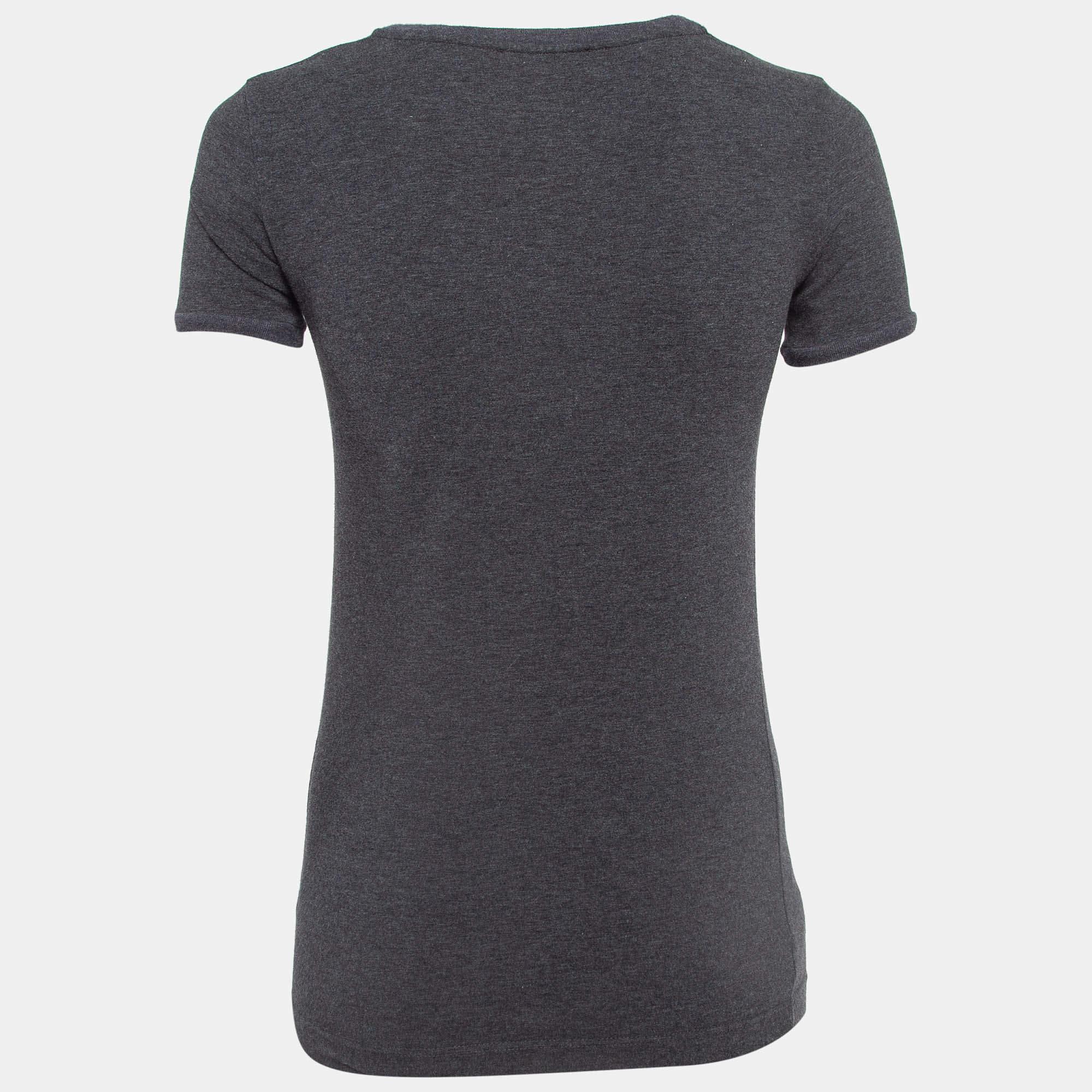 Que vous souhaitiez sortir avec des amis ou simplement vous prélasser, ce t-shirt est une pièce polyvalente qui peut être stylisée de nombreuses façons. Il a été réalisé avec du tissu fin.