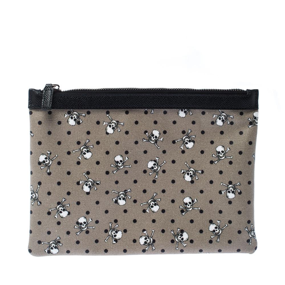 Complement your look with this everyday clutch from Dolce & Gabbana. Crafted from canvas, it features a quirky skull print all over and black-tone hardware. The clutch has a zip top closure that leads to a satin-lined interior. Perfect in size it