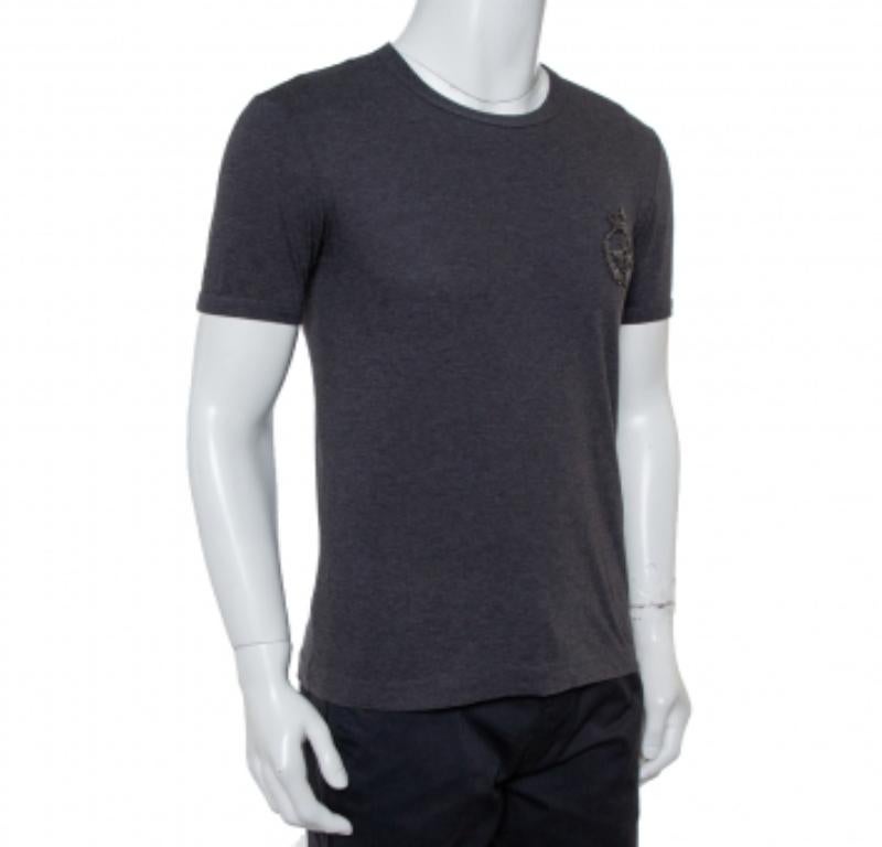 This designer men's T-shirt by Dolce & Gabbana pairs easily with both pants and shorts. Crafted from quality cotton, it has a grey shade and a crown & bee patch at the front. The T-shirt features a round neckline, short sleeves, and a good fit.