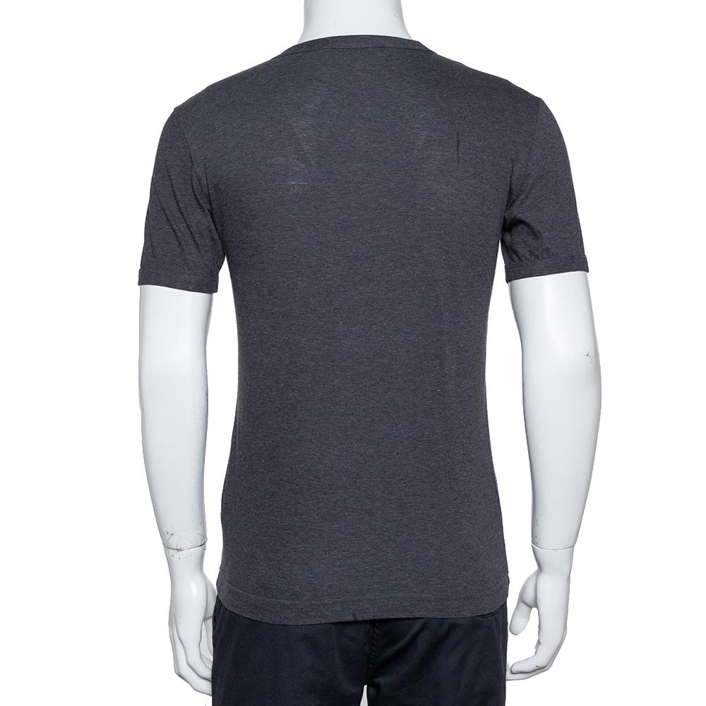 This designer men's T-shirt by Dolce & Gabbana pairs easily with both pants and shorts. Crafted from quality cotton, it has a grey shade and a crown & bee patch at the front. The T-shirt features a round neckline, short sleeves, and a good fit.


