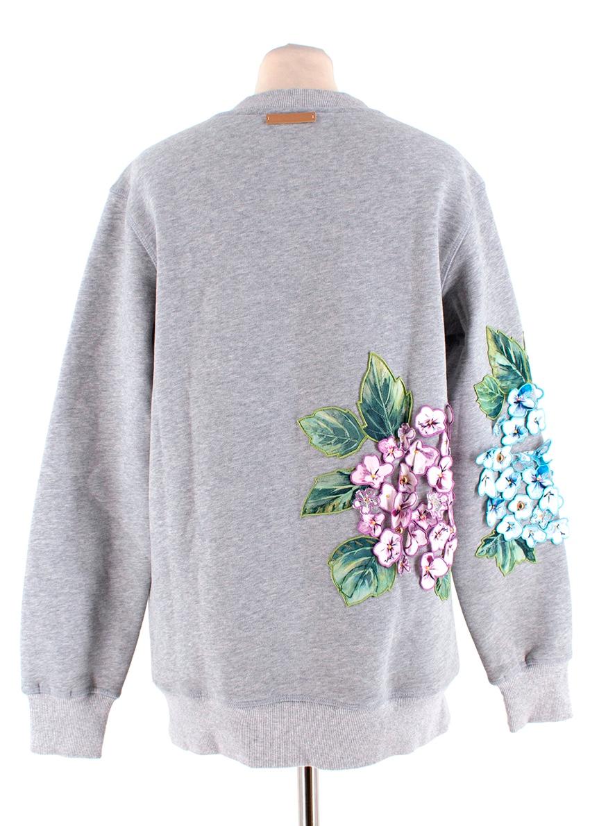Dolce & Gabbana - Maglione in cotone grigio con motivo di ortensia 

-Realizzato in cotone extra morbido 
-Splendidi ortensie in 3D sul davanti.
-Fodera in pile estremamente morbida 
-Scollo rotondo 
-Polsini e orlo a coste
-Etichetta in pelle con