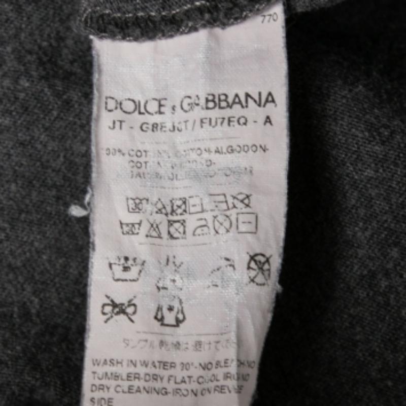 Nero Dolce & Gabbana - Maglietta a manica corta in cotone grigio con scollo a V S.I.I.S. in vendita