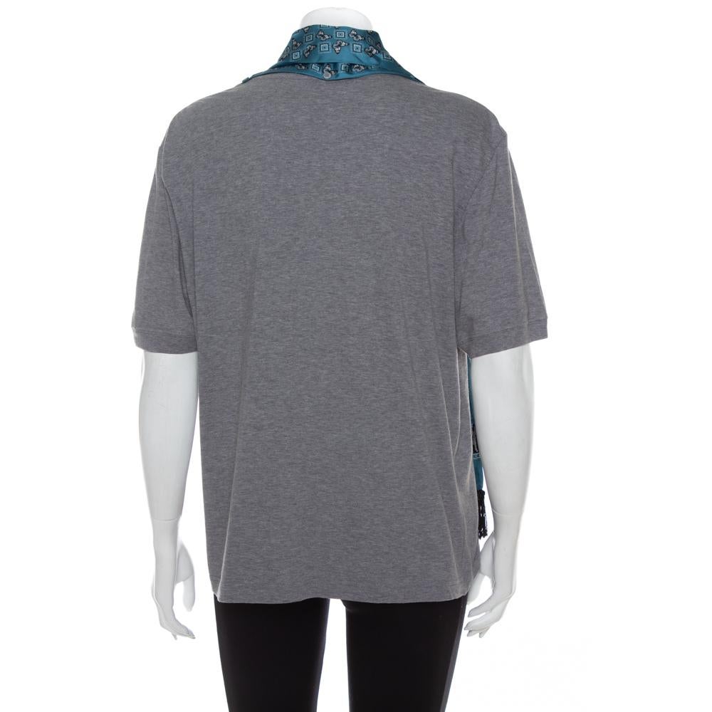 Dolce & Gabbana brings you this smart t-shirt to make you look very stylish and win compliments from one and all! The grey creation is made of cotton and flaunts a V neckline and short sleeves. It is accompanied by a beautifully-printed silk scarf.


