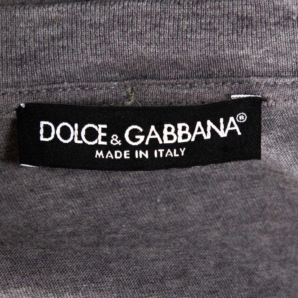 Dolce & Gabbana Grey Cotton V-Neck T-Shirt with Butterfly Printed Silk Scarf S In Good Condition For Sale In Dubai, Al Qouz 2
