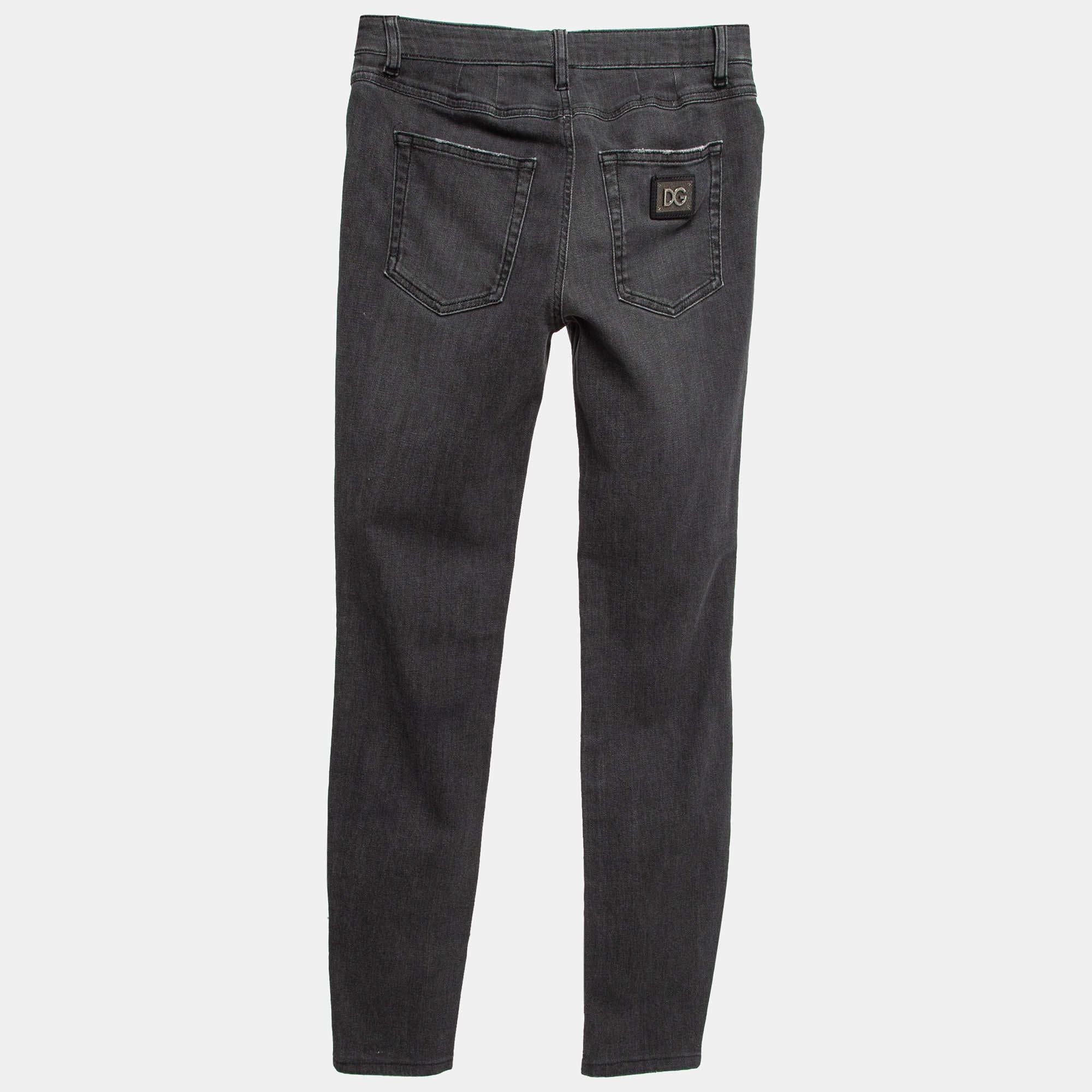 Questi jeans di Dolce & Gabbana sono un must del guardaroba. Questi jeans grigi e consumati possono essere indossati sia sopra che sotto per ottenere look casual e comodi o chic e alla moda.