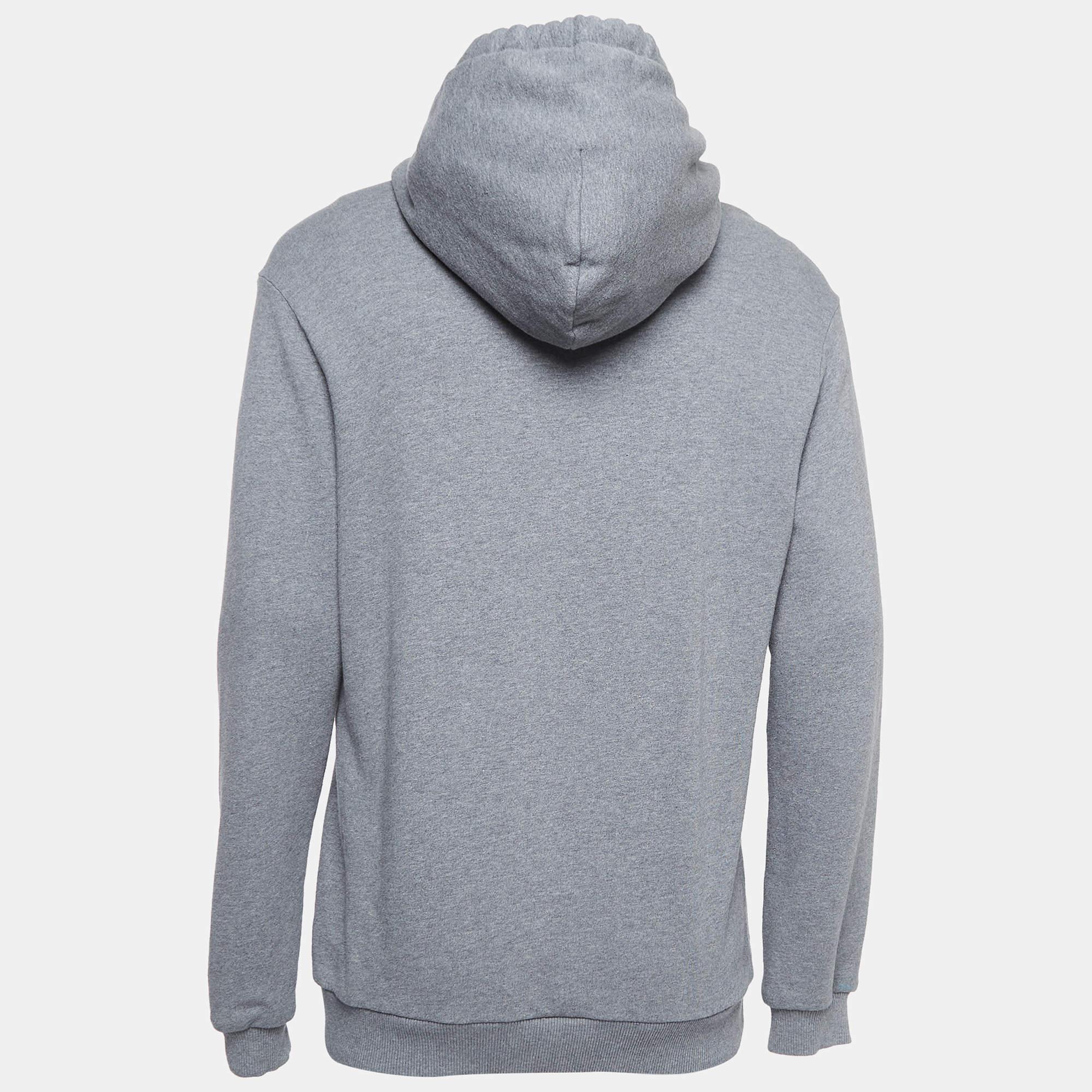 This hoodie is all about sporting a classy and comfy style. It is tailored from soft fabric, which is highlighted with signature accents.

