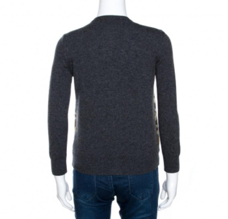 Peppen Sie Ihre Wintermode mit diesem atemberaubenden Kleidungsstück von Dolce & Gabbana auf. Diese graue Strickjacke aus einer Mischung aus Kaschmir, Wolle und Seide ist mit floralen Einsätzen auf der Vorderseite, langen Ärmeln und Knöpfen an der