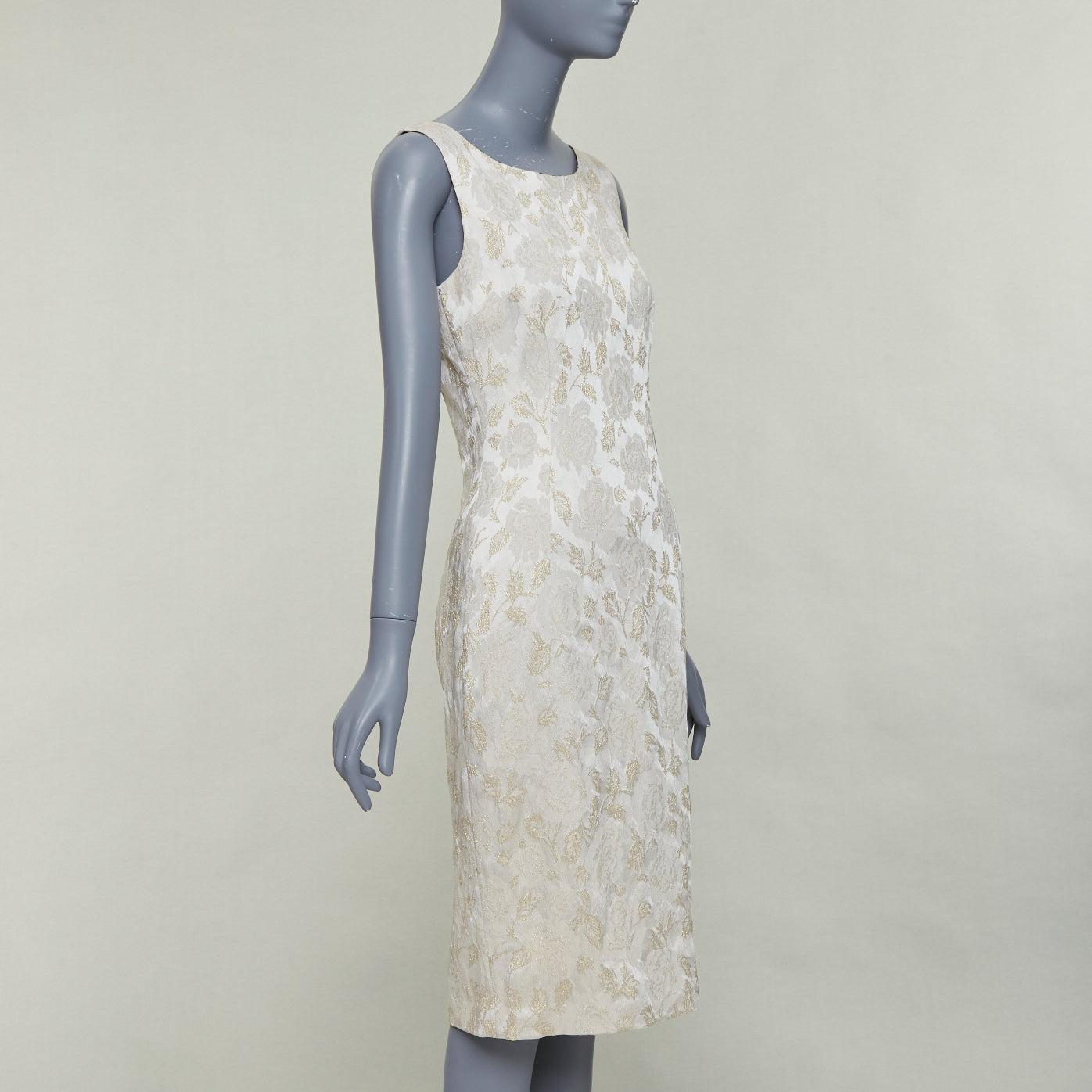 Gris DOLCE GABBANA robe fourreau à encolure bateau en jacquard floral lurex gris or IT42 M en vente