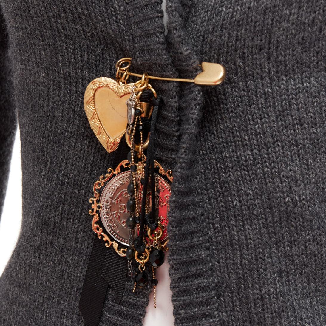 DOLCE GABBANA grey gold Sicily baroque heart ribbon charm pin cardigan IT36 XXS
Reference: CNLE/A00305
Brand: Dolce Gabbana
Designer: Domenico Dolce and Stefano Gabbana
Material: Acrylic, Mohair, Blend
Color: Grey, Gold
Pattern: Solid
Closure: