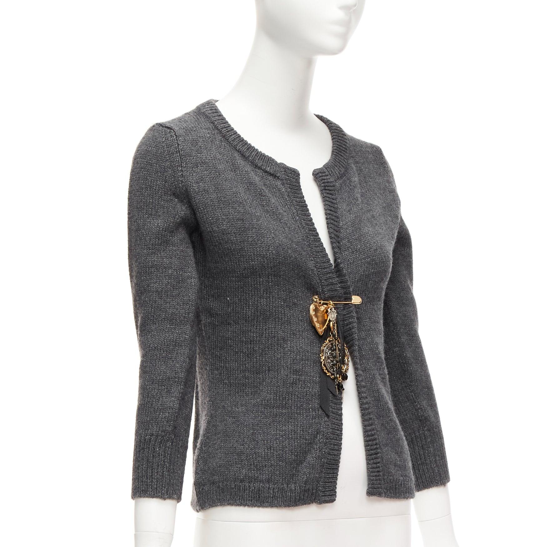 DOLCE GABBANA grey gold Sicily baroque heart ribbon charm pin cardigan  IT36 XXS In Excellent Condition For Sale In Hong Kong, NT