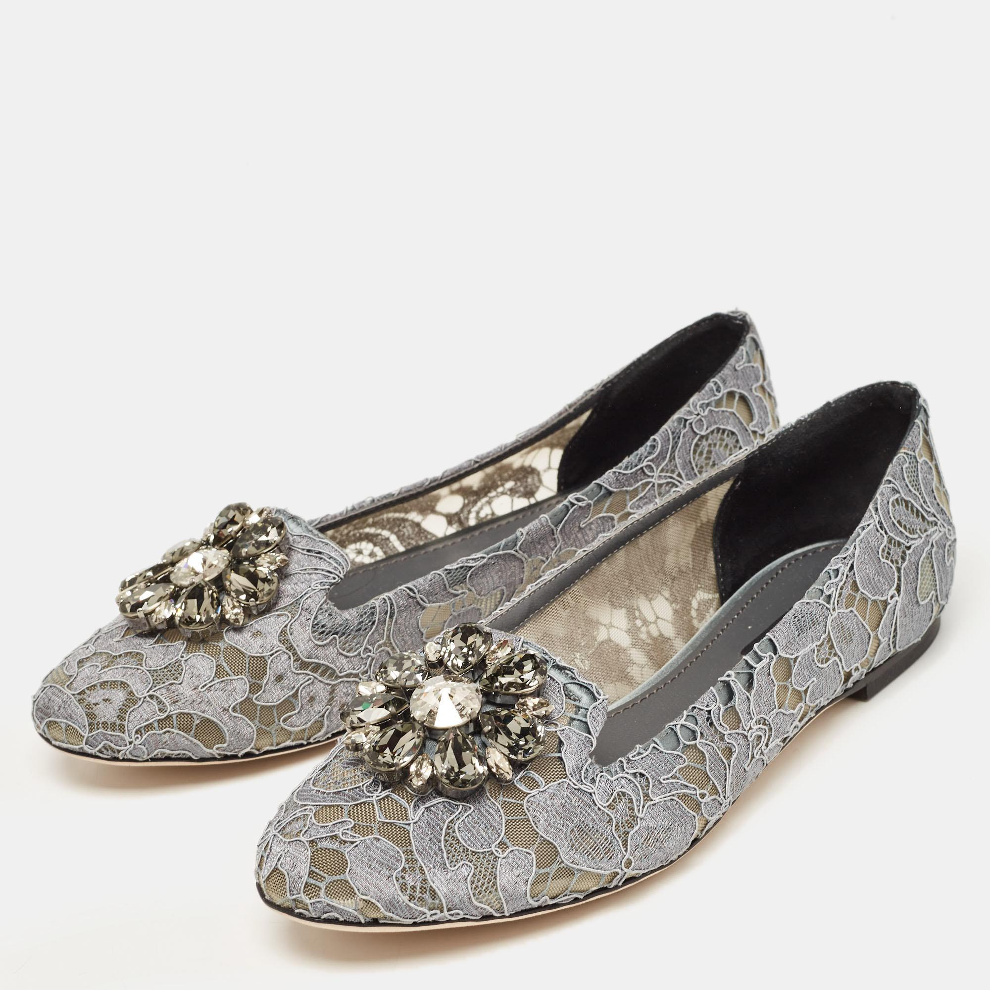Dolce & Gabbana Grey Lace and Mesh Bellucci Crystal Embellished Ballet Flats Siz In Excellent Condition For Sale In Dubai, Al Qouz 2