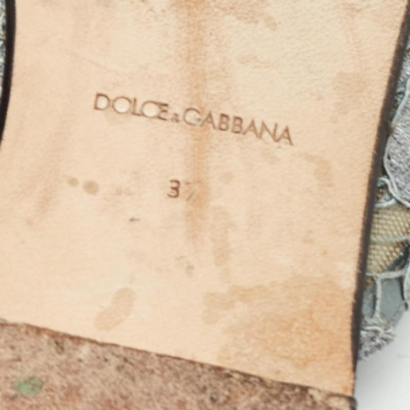 Diese flachen Schuhe aus dem Hause Dolce & Gabbana sind aus Spitze gefertigt und mit Kristallverzierungen versehen. Diese in Italien hergestellte Schönheit hat eine Ledersohle. Diese Pantoletten lassen sich leicht an- und ausziehen und sind perfekt